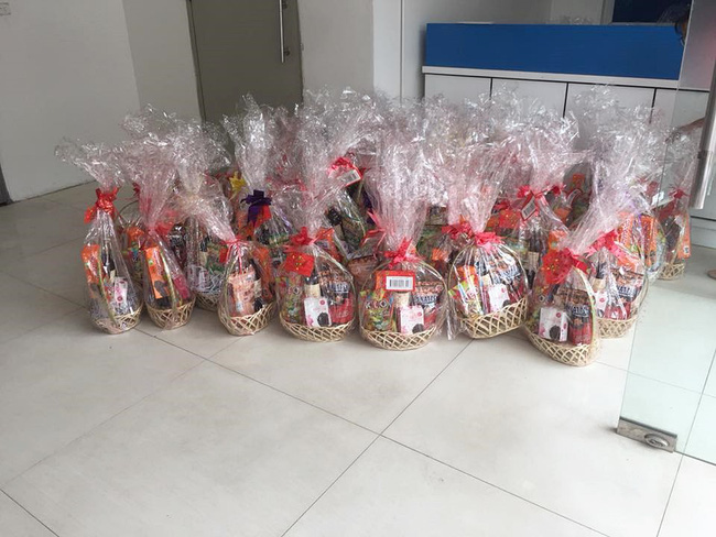 Những kiểu thưởng Tết kiểu Trời ơi!: người được 8 quyển vở ô ly, người lĩnh nguyên combo dầu ăn, bột giặt