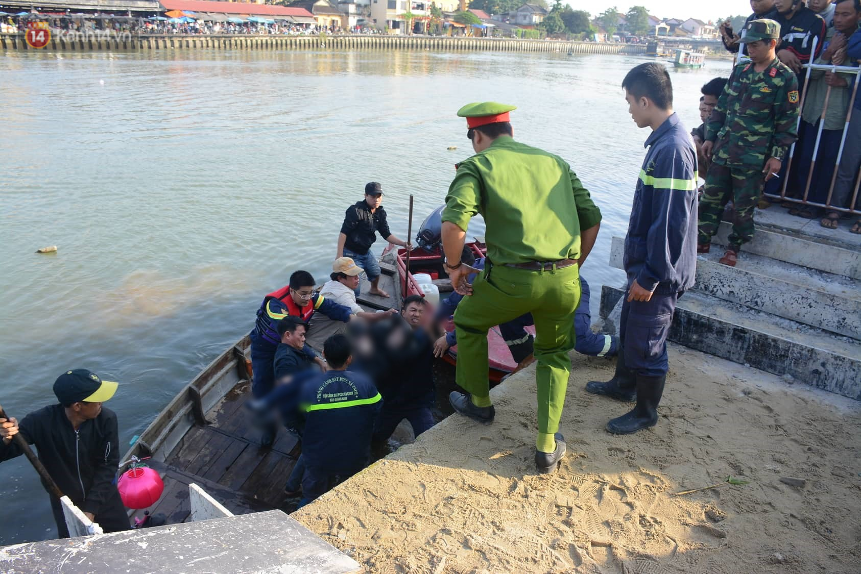 Vụ ô tô chở cả gia đình lao xuống sông khi tham quan Hội An: Vớt được thi thể người vợ