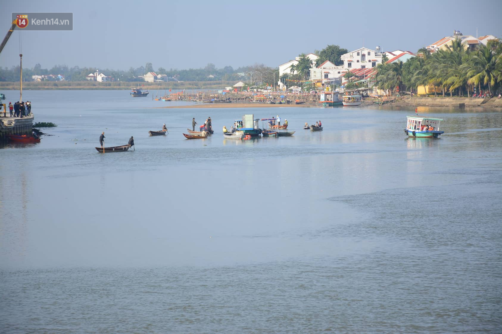 Vụ ô tô chở cả gia đình lao xuống sông khi tham quan Hội An: Vớt được thi thể người vợ