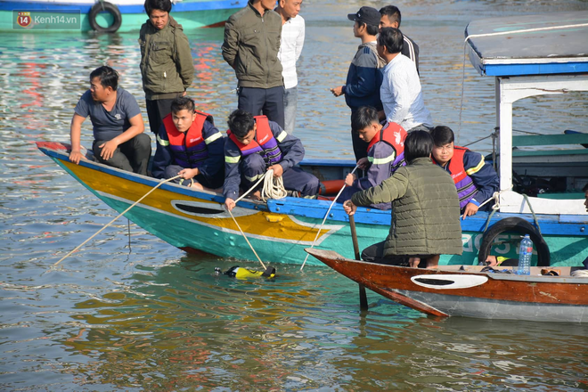 Vụ ô tô chở cả gia đình lao xuống sông khi tham quan Hội An: Vớt được thi thể người vợ