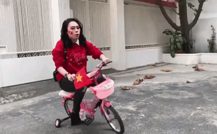 Mỹ Tâm lại xuống đường đi bão bằng xe điện cực đáng yêu, nói một câu về tuyển Việt Nam ai cũng phải ủng hộ!