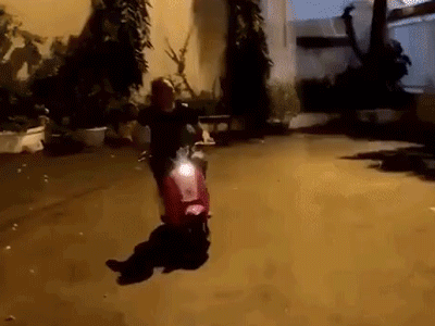 Mỹ Tâm lại xuống đường đi bão bằng xe điện cực đáng yêu, nói một câu về tuyển Việt Nam ai cũng phải ủng hộ!