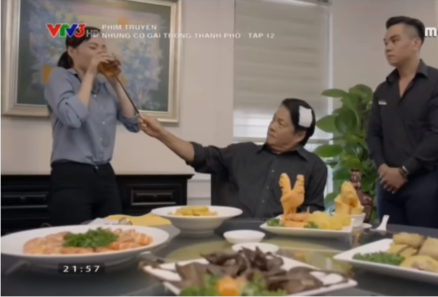 Những cô gái trong thành phố tập 12: Mất tiền, Trúc vẫn bị gã dê xồm đem ra làm trò mua vui