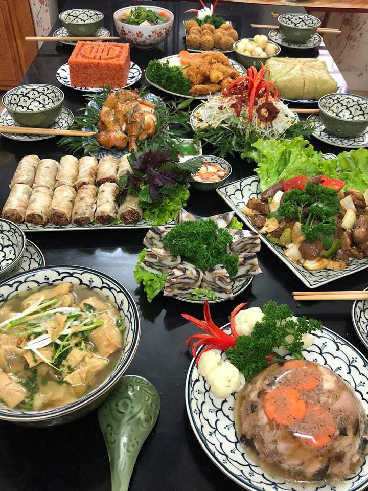 Chị em công sở chi mâm cỗ gần chục triệu đãi ông Công ông Táo