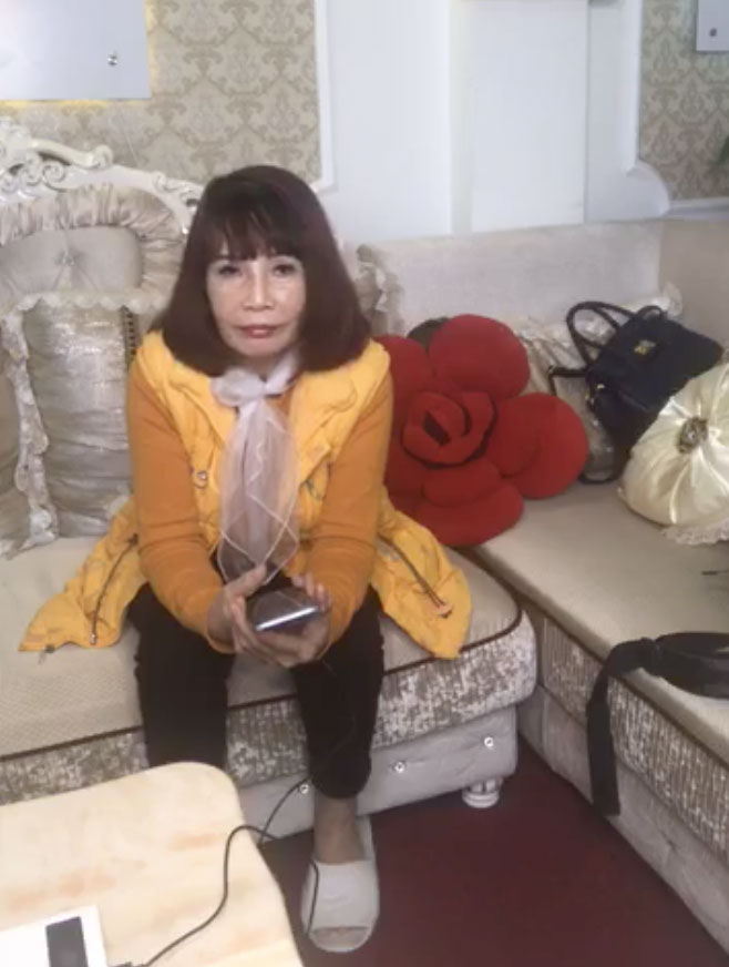 Bức xúc tố bạn thân cướp nick, cô dâu 62 tuổi thừa nhận lừa dối mọi người để câu view bán hàng online?