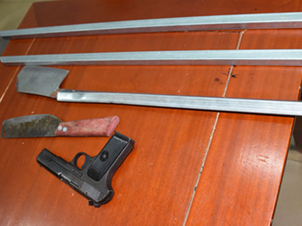 Hai thanh niên vứt súng K54 bỏ chạy khi thấy cảnh sát cơ động