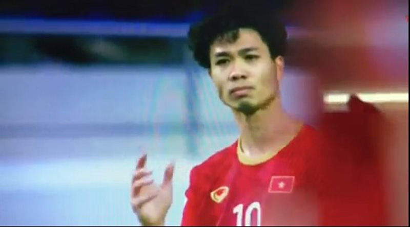 Biểu cảm đáng yêu của Công Phượng và thầy Park Hang Seo trong trận đấu với Nhật Bản gây sốt cộng đồng mạng