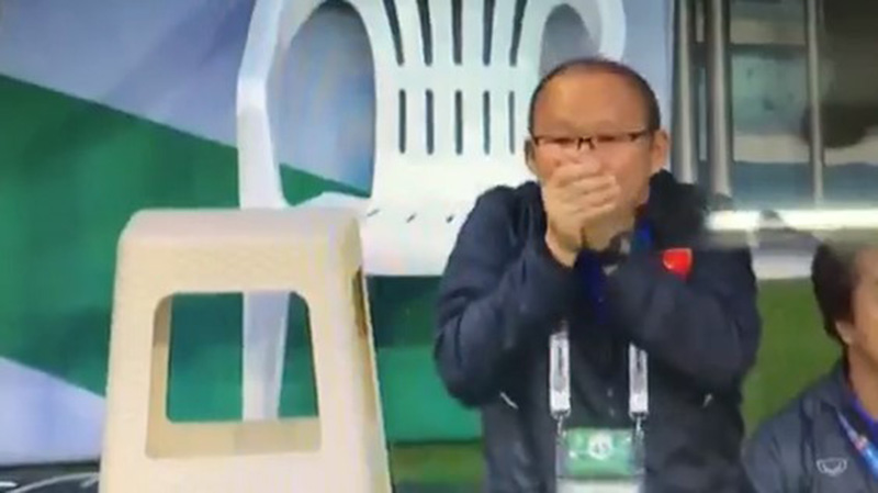 Biểu cảm đáng yêu của Công Phượng và thầy Park Hang Seo trong trận đấu với Nhật Bản gây sốt cộng đồng mạng