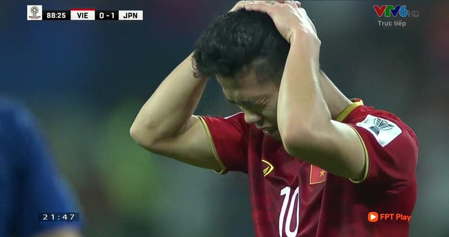 Biểu cảm đáng yêu của Công Phượng và thầy Park Hang Seo trong trận đấu với Nhật Bản gây sốt cộng đồng mạng