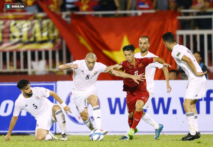 Dưới bàn tay ma thuật của HLV Park Hang-seo, Công Phượng đang khiến Công Vinh phải lu mờ