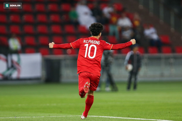 Dưới bàn tay ma thuật của HLV Park Hang-seo, Công Phượng đang khiến Công Vinh phải lu mờ