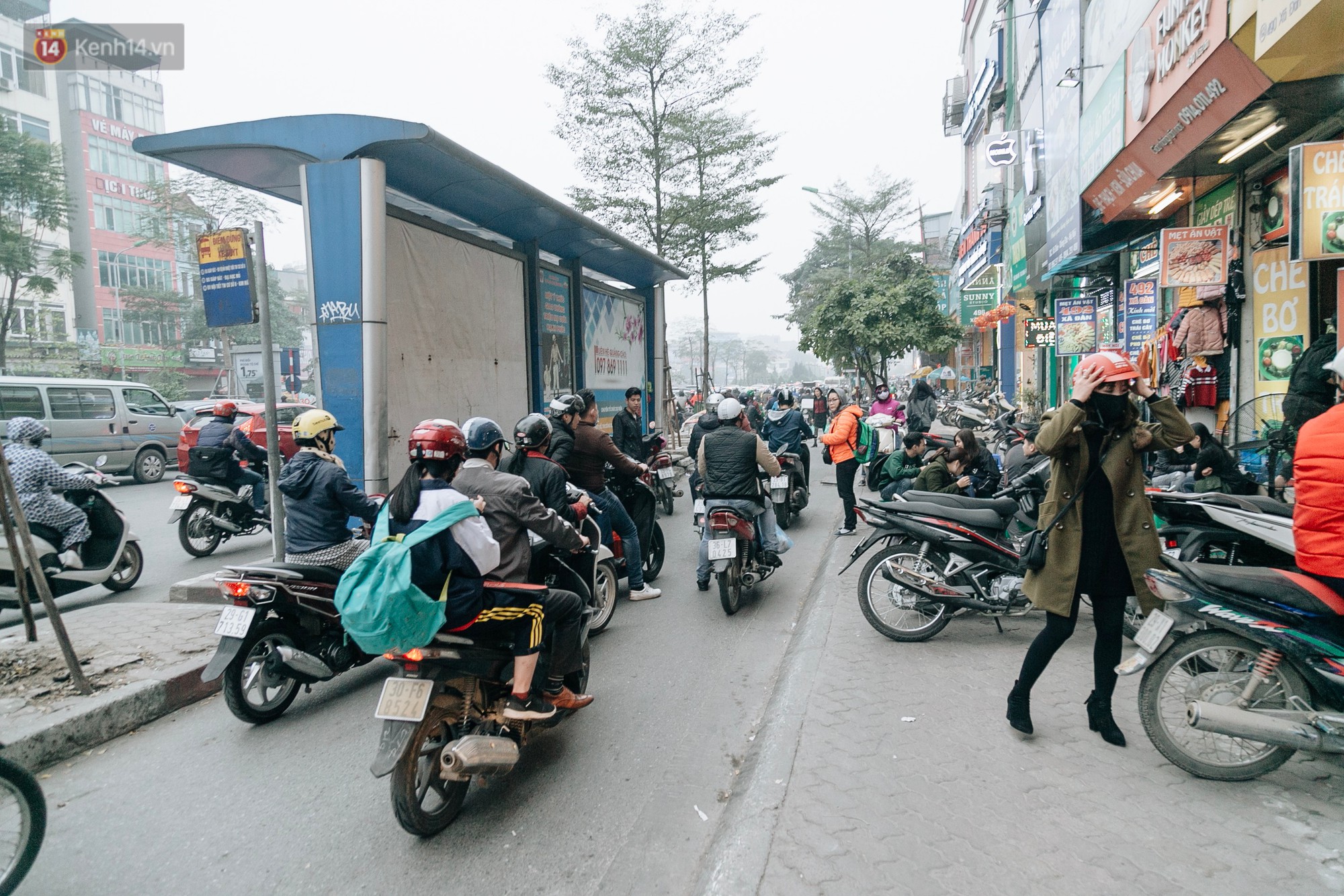 Chùm ảnh: Từ 3h chiều, đường phố Hà Nội ùn tắc không lối thoát ngày giáp Tết