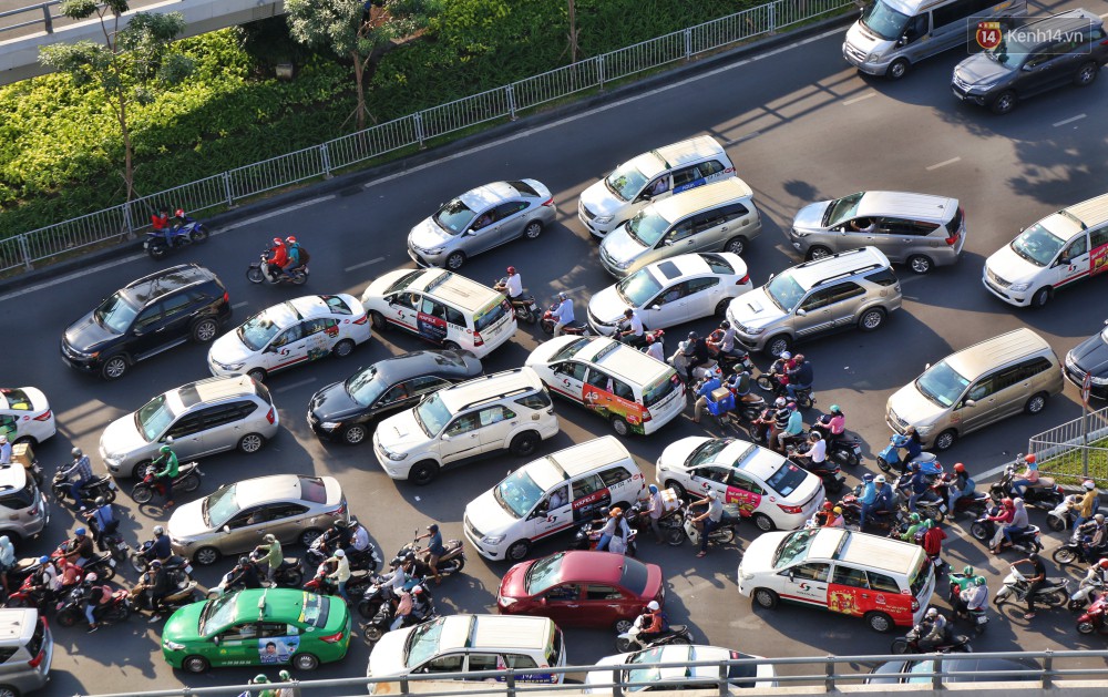 Sân bay Tân Sơn Nhất kẹt xe kinh hoàng ngày cận Tết, hành khách vật vã ngoài nắng trong nhiều giờ liền