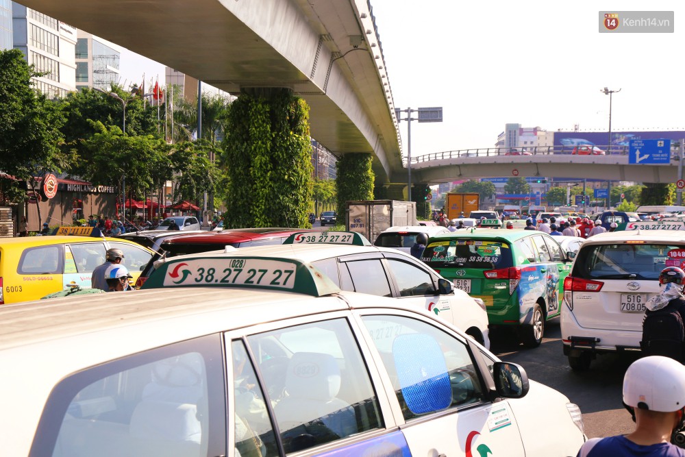 Sân bay Tân Sơn Nhất kẹt xe kinh hoàng ngày cận Tết, hành khách vật vã ngoài nắng trong nhiều giờ liền