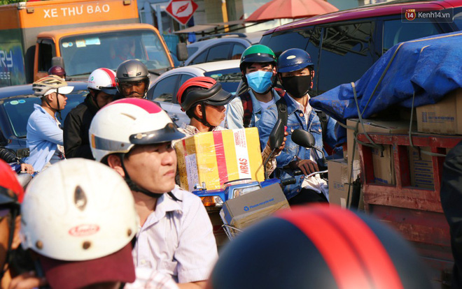 Sân bay Tân Sơn Nhất kẹt xe kinh hoàng ngày cận Tết, hành khách vật vã ngoài nắng trong nhiều giờ liền