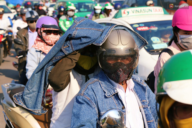 Sân bay Tân Sơn Nhất kẹt xe kinh hoàng ngày cận Tết, hành khách vật vã ngoài nắng trong nhiều giờ liền