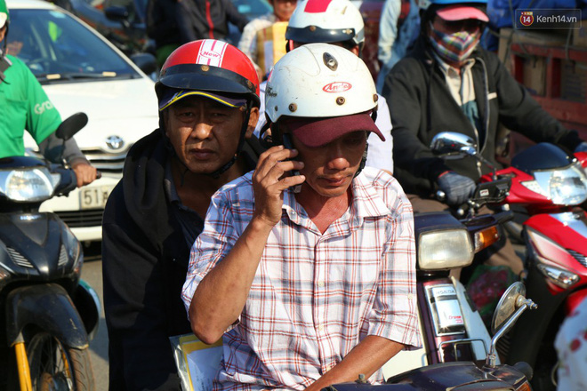 Sân bay Tân Sơn Nhất kẹt xe kinh hoàng ngày cận Tết, hành khách vật vã ngoài nắng trong nhiều giờ liền