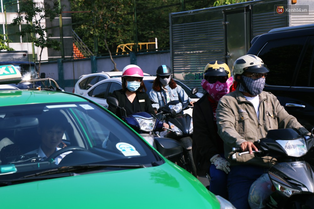 Sân bay Tân Sơn Nhất kẹt xe kinh hoàng ngày cận Tết, hành khách vật vã ngoài nắng trong nhiều giờ liền