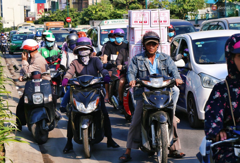 Sân bay Tân Sơn Nhất kẹt xe kinh hoàng ngày cận Tết, hành khách vật vã ngoài nắng trong nhiều giờ liền
