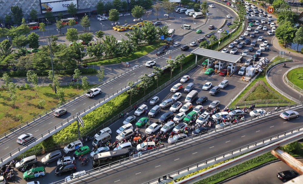 Sân bay Tân Sơn Nhất kẹt xe kinh hoàng ngày cận Tết, hành khách vật vã ngoài nắng trong nhiều giờ liền