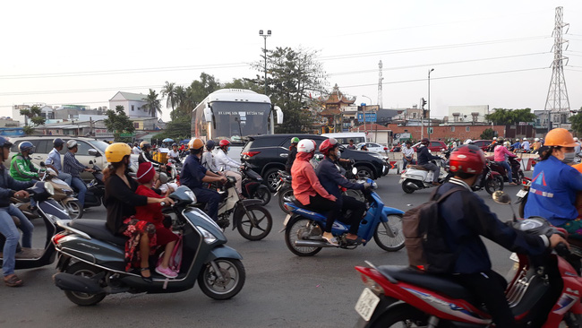 Nam thanh niên bị ôtô cán gãy đôi chân ở Sài Gòn