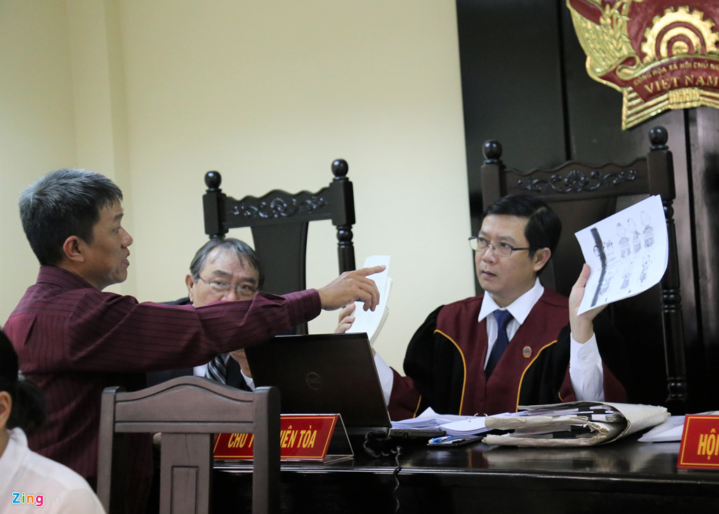 Họa sĩ Lê Linh bật khóc tại phiên tòa Thần đồng đất Việt