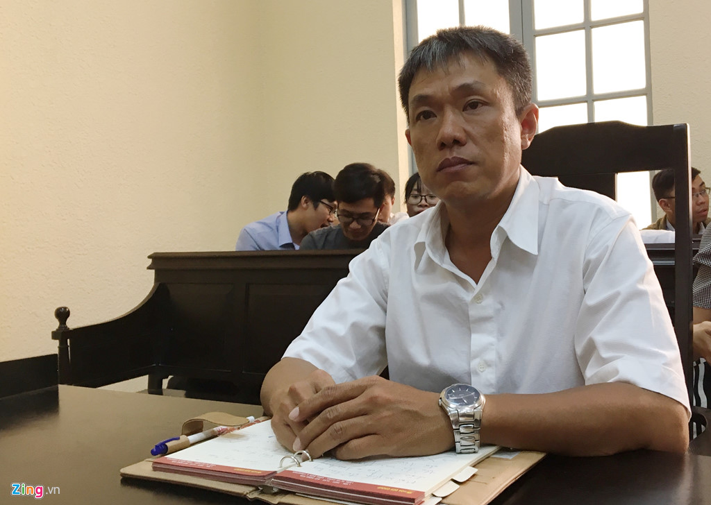 Họa sĩ Lê Linh bật khóc tại phiên tòa Thần đồng đất Việt