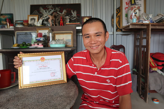 Anh xe ôm cứu người vụ tai nạn thảm khốc ở Long An nói gì khi nhận thưởng?