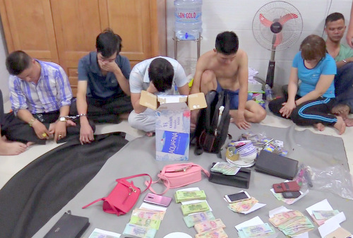 Cảnh sát đột kích sòng bạc trong căn biệt thự ở Bình Dương