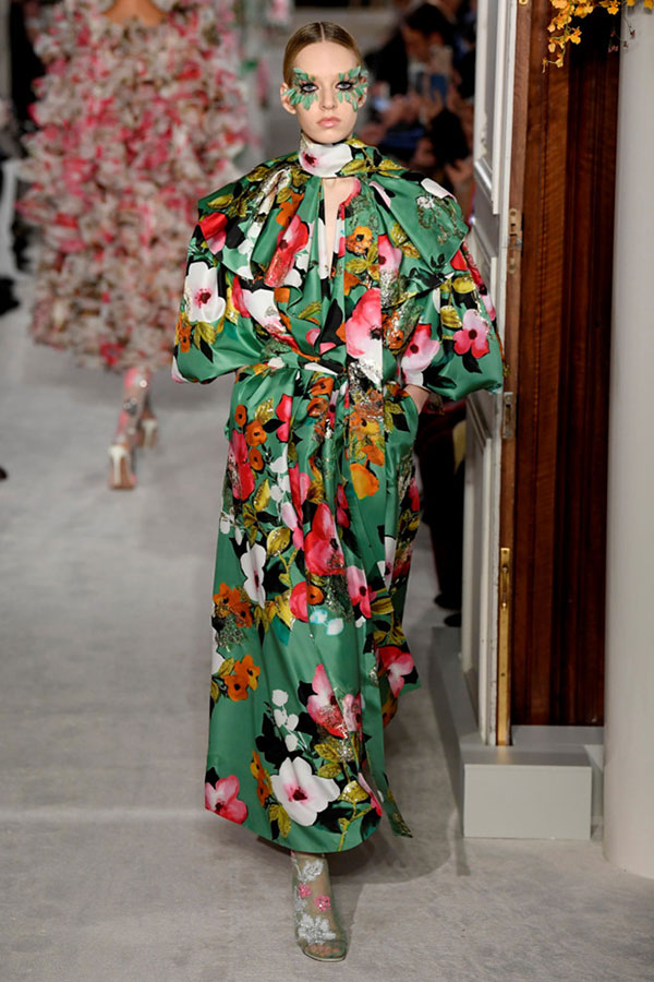 Naomi Campbell không mặc nội y, tái xuất sàn diễn thời trang cao cấp