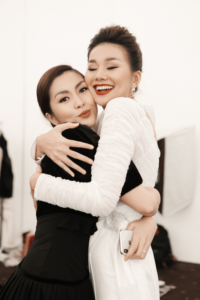 Thanh Hằng khoe quà năm mới được Tăng Thanh Hà tặng, tiết lộ luôn cách xưng hô đặc biệt của 2 mỹ nhân