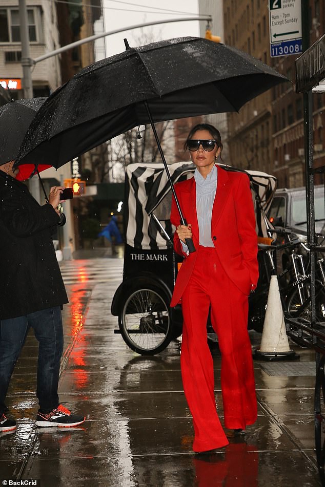 Khoe nội y trên phố, Victoria Beckham không gây phản cảm mà vẫn sang chảnh và đẳng cấp đến lạ!