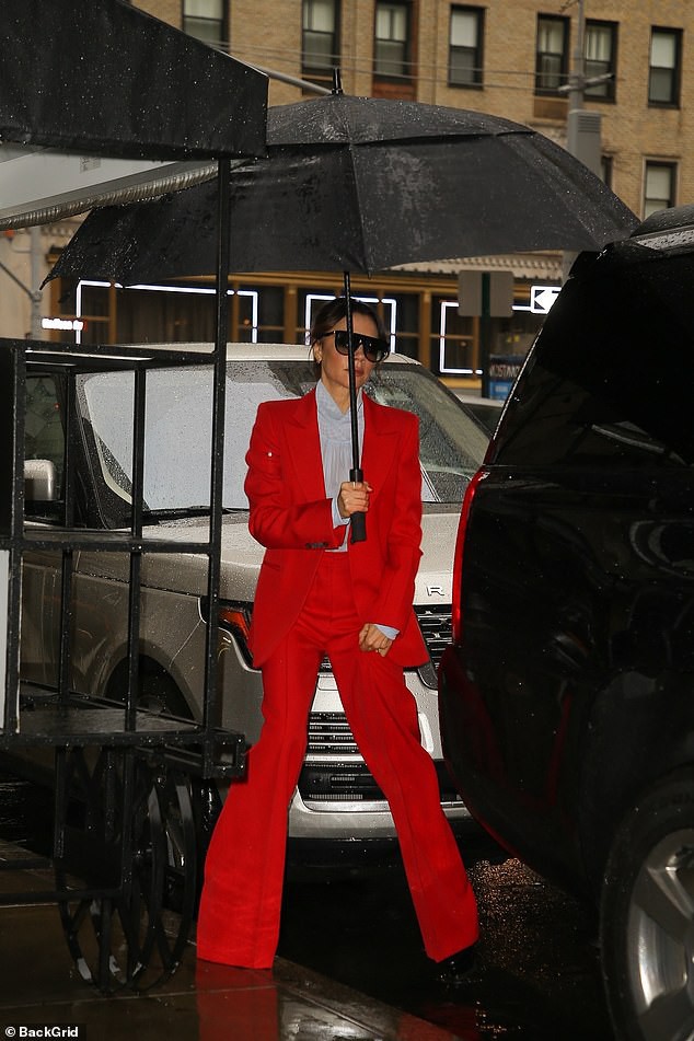 Khoe nội y trên phố, Victoria Beckham không gây phản cảm mà vẫn sang chảnh và đẳng cấp đến lạ!