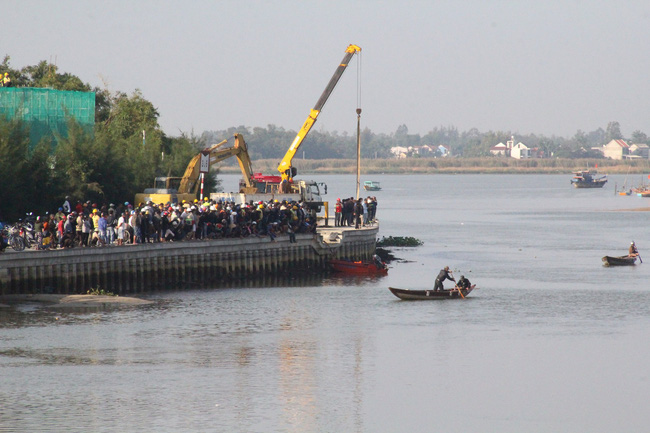 Lời kể của bé gái 14 tuổi thoát chết khi bố chở cả gia đình lao xuống sông vì cãi nhau với mẹ