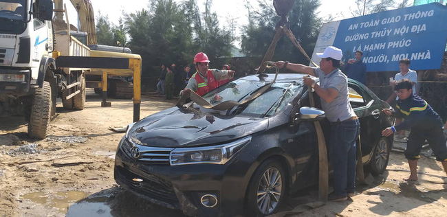 Lời kể của bé gái 14 tuổi thoát chết khi bố chở cả gia đình lao xuống sông vì cãi nhau với mẹ