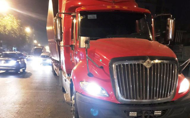 Xe container lao lên dải phân cách, tài xế có dấu hiệu bất thường