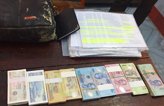 Công an trao trả 42 triệu đồng cho người đánh rơi