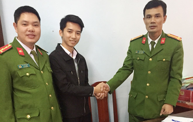 Công an trao trả 42 triệu đồng cho người đánh rơi