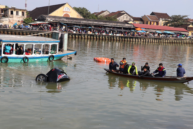 Vụ cả gia đình lao ô tô xuống sông, 3 người chết: Cháu phá cửa thoát ra nhưng bị cha kéo lại