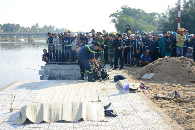 Vụ cả gia đình lao ô tô xuống sông, 3 người chết: Cháu phá cửa thoát ra nhưng bị cha kéo lại