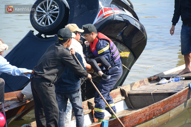 Vụ ô tô chở cả gia đình lao xuống sông ở Hội An, 3 người tử vong: Cháu bé còn sống duy nhất vẫn đang hoảng loạn tinh thần