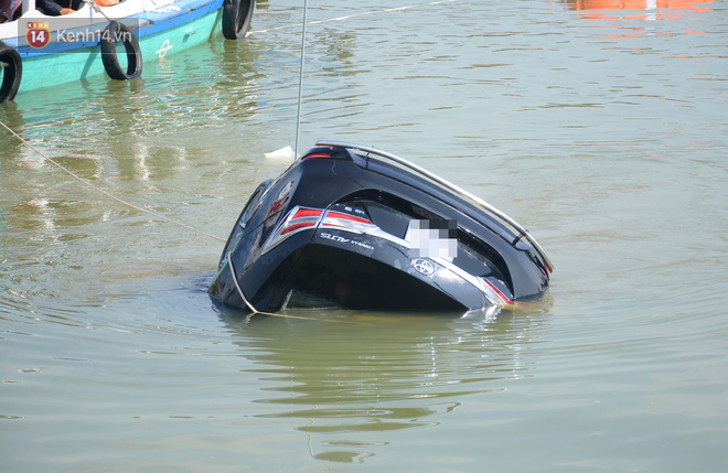 Nhói lòng 8 giờ đồng hồ trục vớt thi thể đôi vợ chồng và bé trai 6 tuổi trong ô tô lao xuống sông ở Quảng Nam