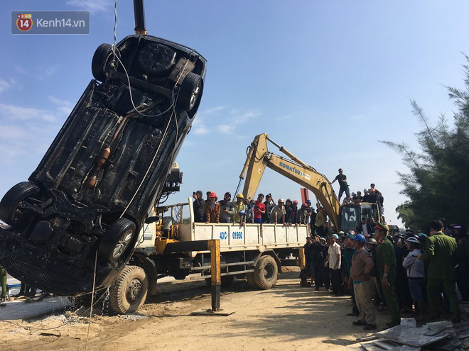 Nhói lòng 8 giờ đồng hồ trục vớt thi thể đôi vợ chồng và bé trai 6 tuổi trong ô tô lao xuống sông ở Quảng Nam