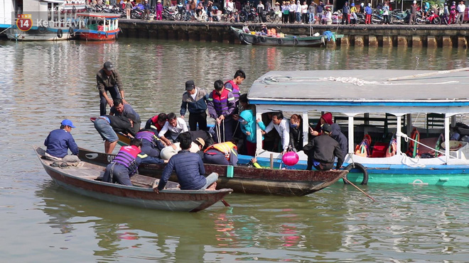 Nhói lòng 8 giờ đồng hồ trục vớt thi thể đôi vợ chồng và bé trai 6 tuổi trong ô tô lao xuống sông ở Quảng Nam