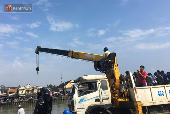 Nhói lòng 8 giờ đồng hồ trục vớt thi thể đôi vợ chồng và bé trai 6 tuổi trong ô tô lao xuống sông ở Quảng Nam