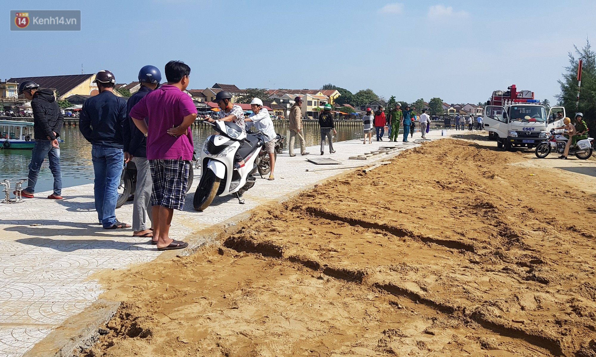 Vớt được thi thể người chồng và con trai 6 tuổi trong vụ ô tô chở cả gia đình người Hà Nội lao xuống sông ở Hội An