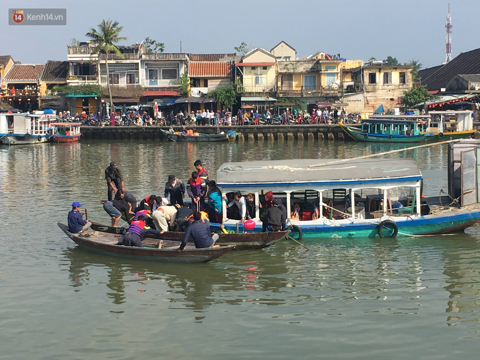 Vớt được thi thể người chồng và con trai 6 tuổi trong vụ ô tô chở cả gia đình người Hà Nội lao xuống sông ở Hội An