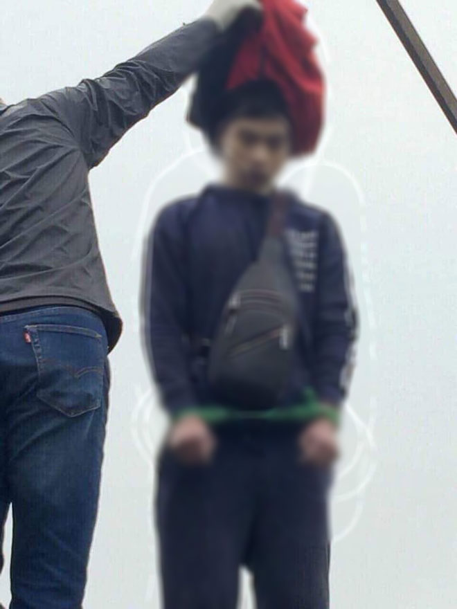 Hà Nội: Kinh hãi phát hiện nam thanh niên treo cổ trên cột điện cao thế, hai tay bị trói