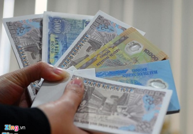 Nhân viên ngân hàng đau đầu với áp lực đổi tiền lẻ cận Tết