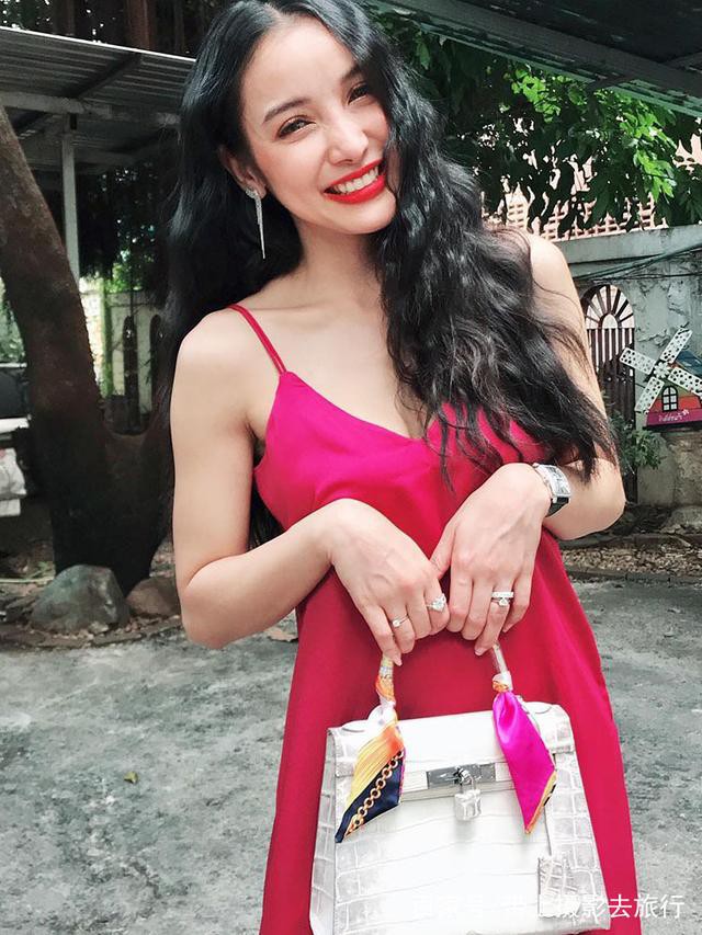 Đời tư ngỡ tưởng chỉ có trong drama cẩu huyết của người mẫu nổi tiếng: 20 năm mới biết anh trai chính là bố ruột